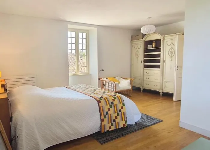 7 Personnes A Montbron, Charente * Montbron