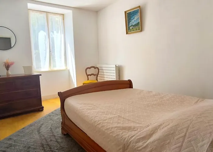 7 Personnes A Montbron, Charente Сasa de vacaciones *