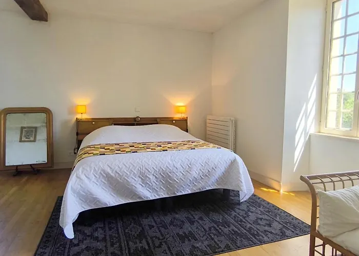 7 Personnes A Montbron, Charente *